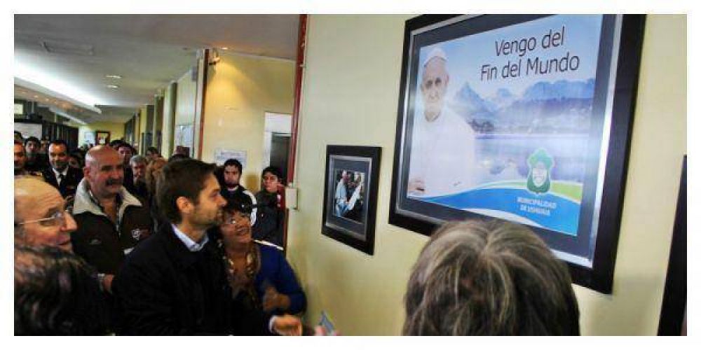 Se descubri en Ushuaia la imagen autografiada del Papa Francisco 