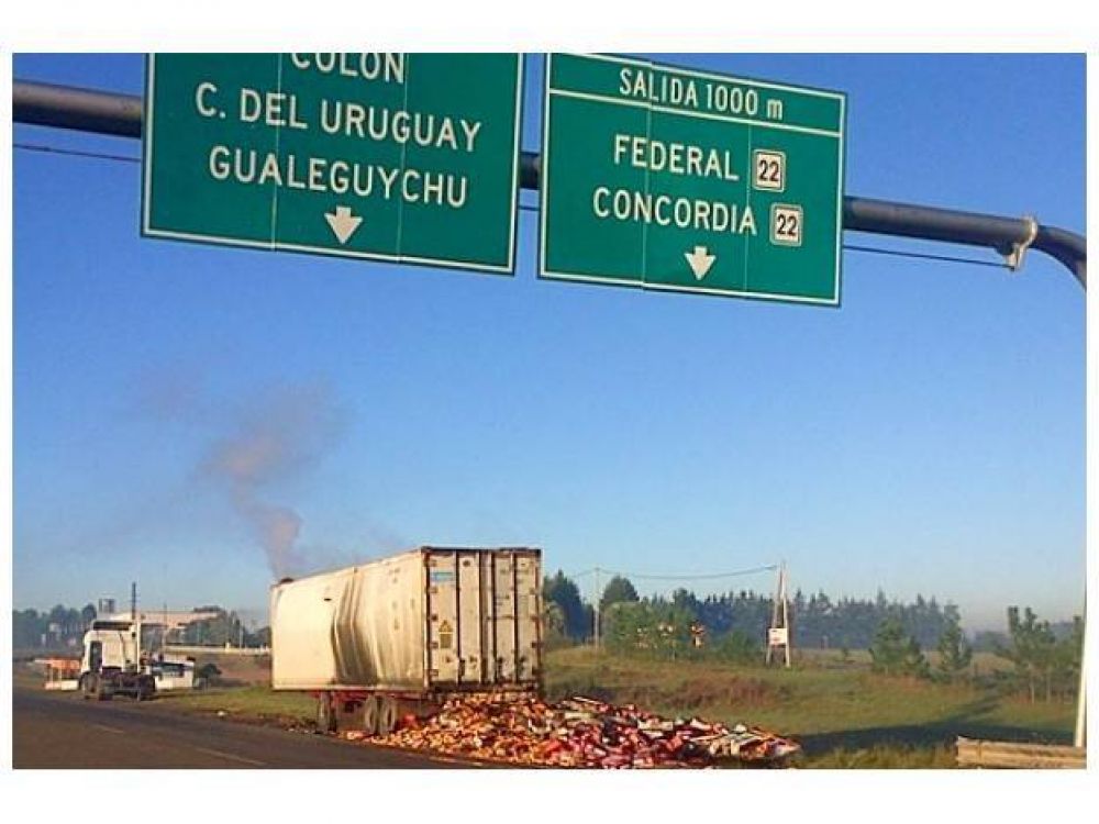 Un cami�n t�rmico se incendi� cuando transitaba por la autov�a de la ruta 14