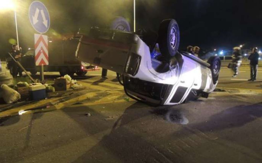 Espectacular vuelco en la autov�a 14