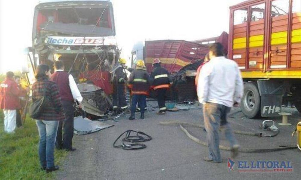 Choque frontal entre un colectivo y un cami�n dej� un muerto y seis heridos