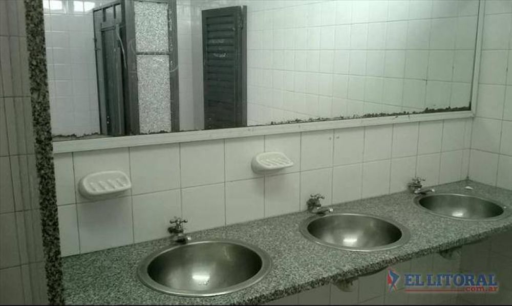 Contin�an sin agua en la Escuela Yrigoyen