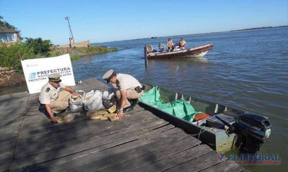 Confiscan marihuana y uno de los narcos intent� huir a nado