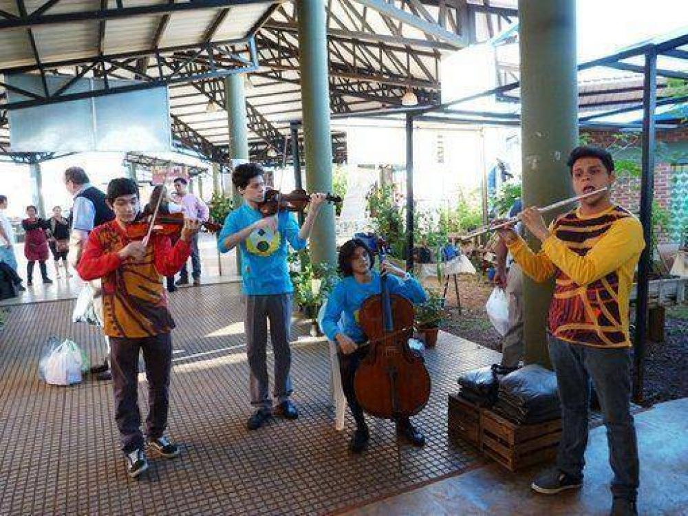 El Mercado Concentrador vivi� un inusual anticipo del Iguaz� en Concierto