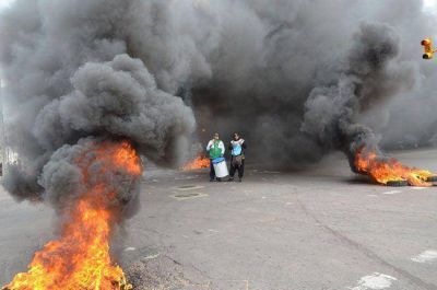 Movilizaci�n de los estatales: otro piquete con quema de gomas en Luro y Espa�a