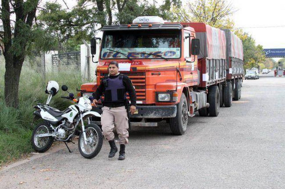 Camionero burl� un control de tr�nsito y tuvieron que dispararle a las cubiertas