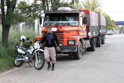 Camionero burl� un control de tr�nsito y tuvieron que dispararle a las cubiertas