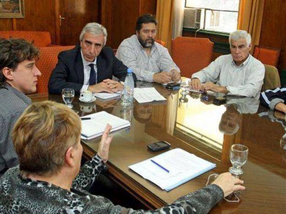 Lafalla abri� una mesa de di�logo para frenar la conflictividad gremial