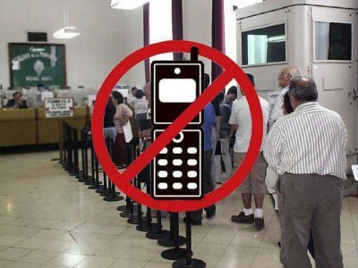 Planean imponer multas de hasta $10 mil para quienes usen celulares dentro de los bancos