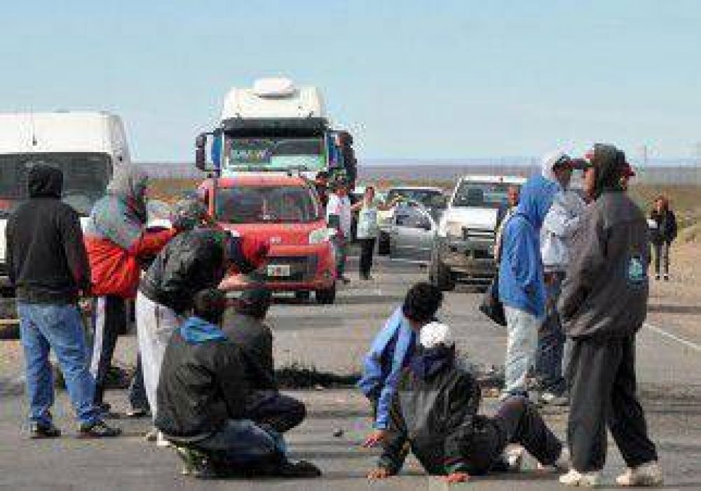 Desocupados de la UOCRA cortan la Ruta 22, en Plaza Huincul 