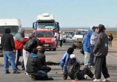 Desocupados de la UOCRA cortan la Ruta 22, en Plaza Huincul 
