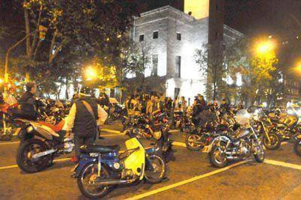 Motociclistas "antichaleco" protestaron en pleno centro