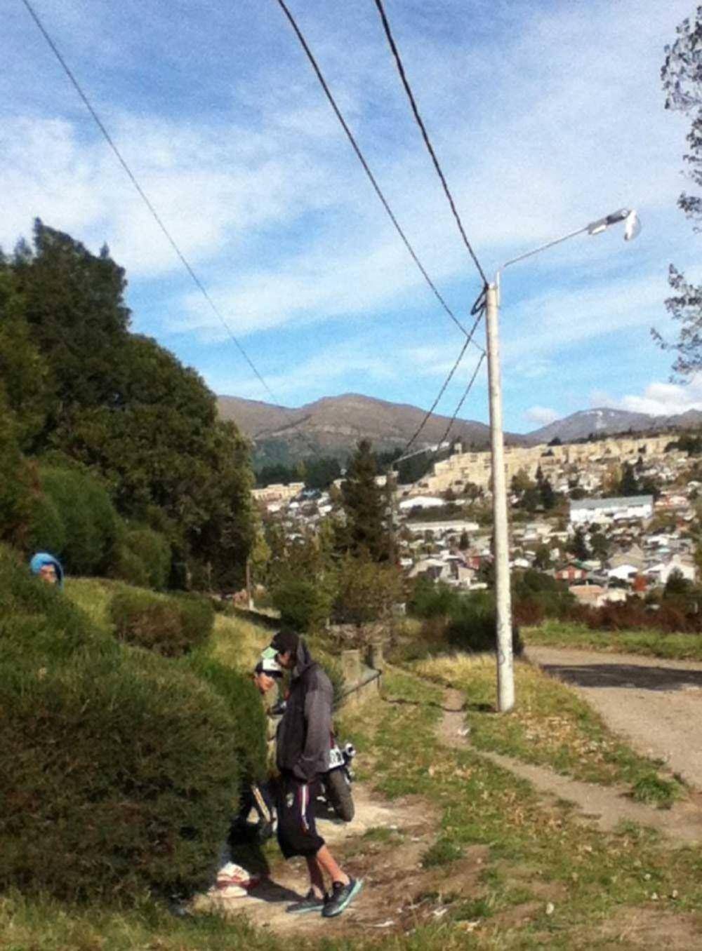 J�venes destrozaron luminaria y fueron llevados a la seccional