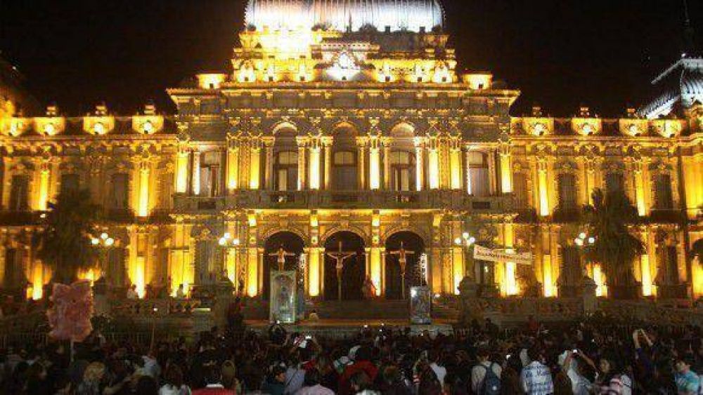 Cientos de j�venes participaron del V�a Crucis