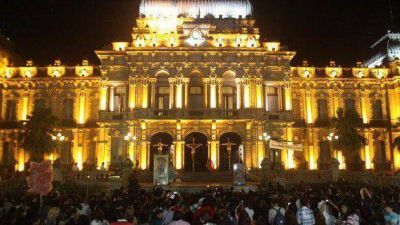 Cientos de j�venes participaron del V�a Crucis