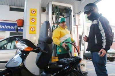 Estaciones comenzaron a negarle combustible a quienes no lleven casco