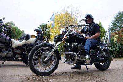 EMPIEZAN A RUGIR LAS MOTOS EN AZUL