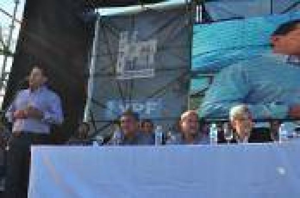 Berisso: Slezack particip� de los festejos por la recuperaci�n de YPF