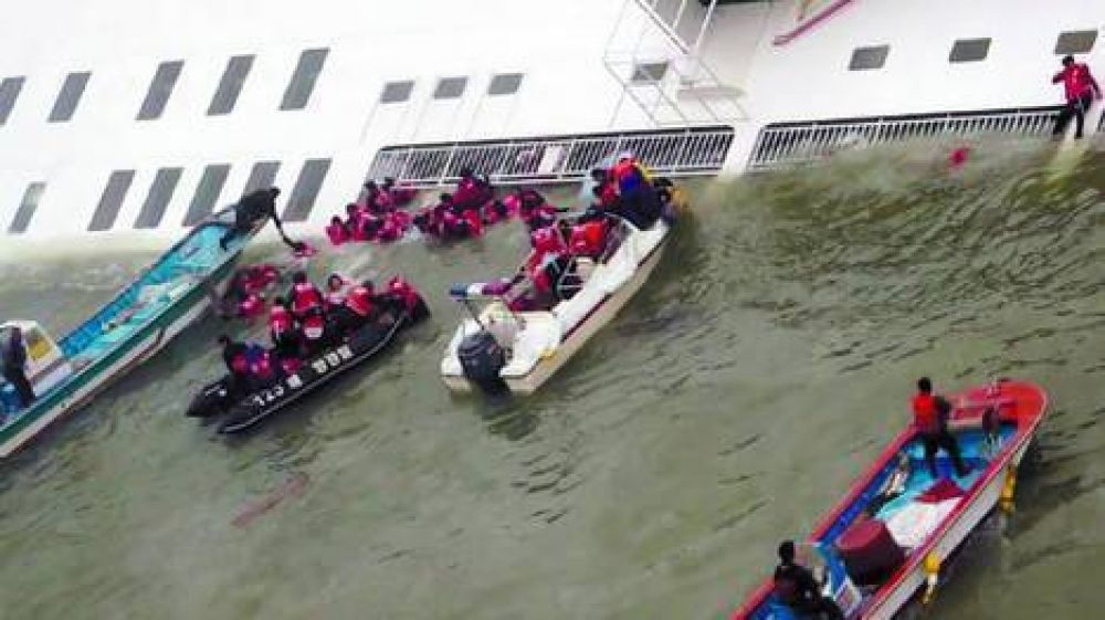Casi 300 desaparecidos por el naufragio del ferry en Surcorea