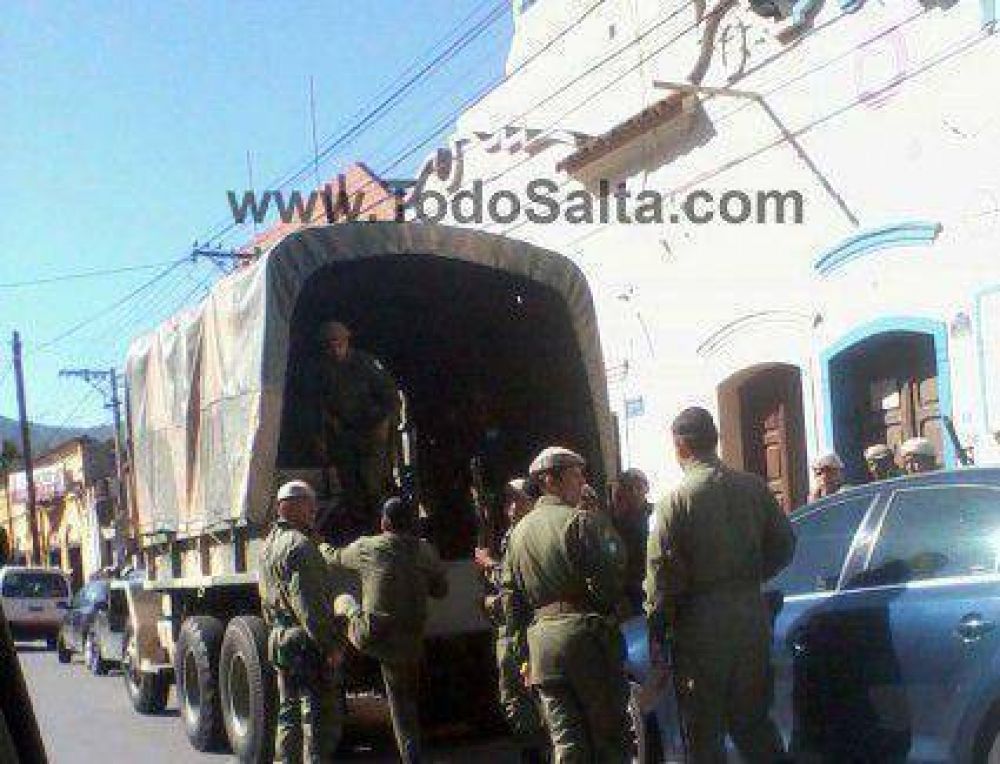 LA PROTESTA DE 200 DOCENTES TROTSKISTAS ANIQUIL� 432 A�OS DE LA CIUDAD DE SALTA.