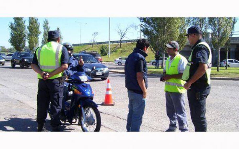 Las multas contra los que no lleven chalecos con n�mero de patente en motos ser�n de hasta 5000 pesos