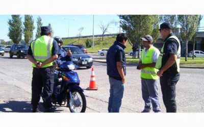 Las multas contra los que no lleven chalecos con n�mero de patente en motos ser�n de hasta 5000 pesos