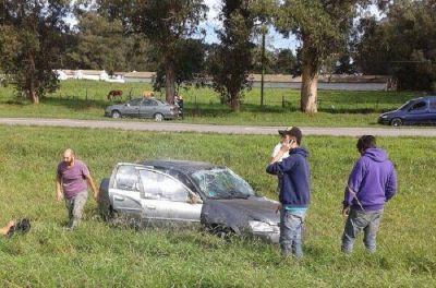 Despiste y vuelco en la ruta 226