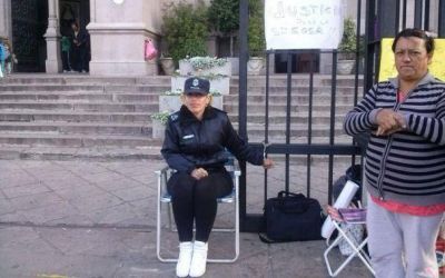 Polic�a cesanteada se encaden� frente a la catedral