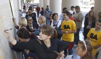Vecinos firmaron tapiz para el Papa Francisco