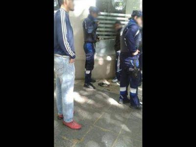 Un joven de 21 a�os atrap� a un ladr�n de 16 a�os luego de asaltar a dos chicos en pleno centro