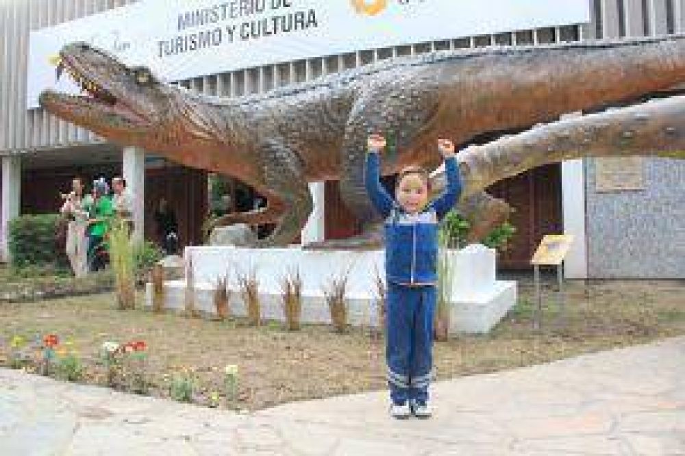Los turistas disfrutan del nuevo dinosaurio