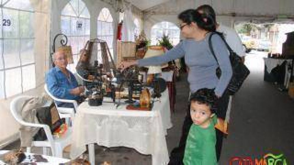 Arranco la 4� Feria Artesanal Manos Catamarque�as