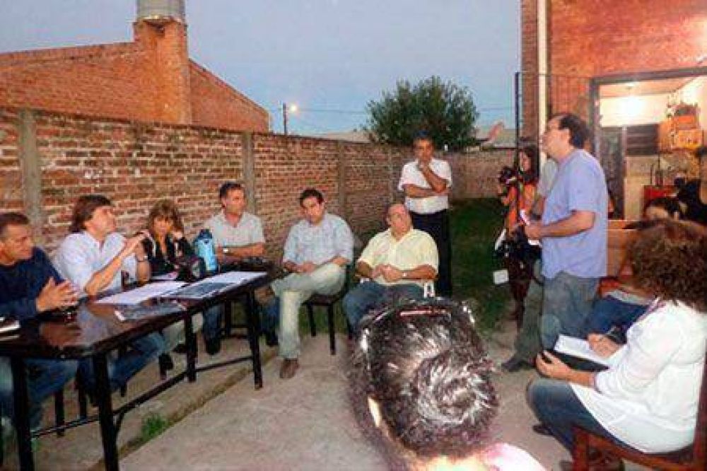 Reunin de funcionarios municipales en el barrio Carpincho Macho
