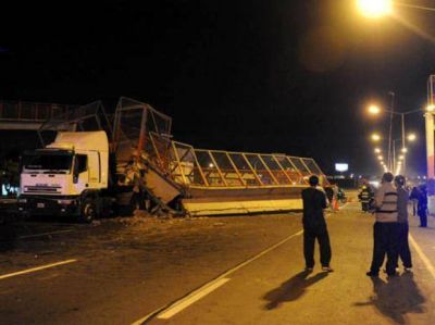 Un cami�n choc� y derrib� un puente peatonal sobre avenida Circunvalaci�n