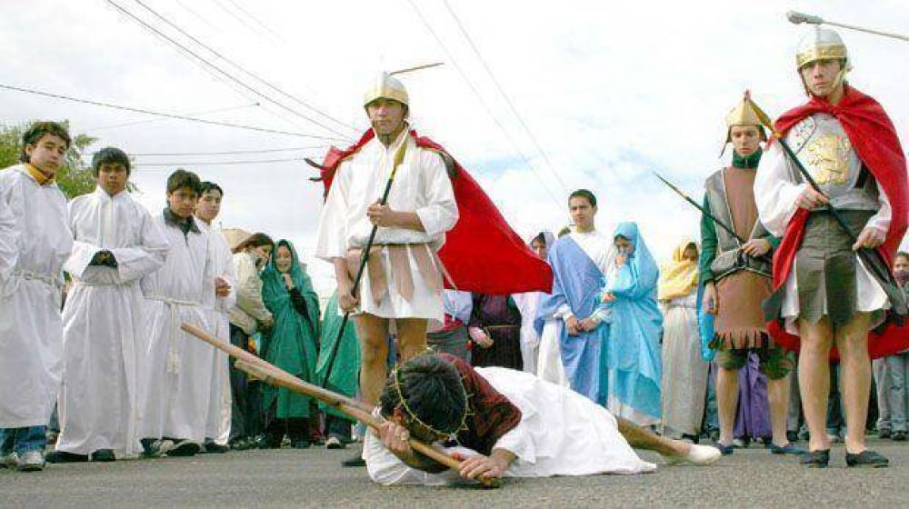 Con Va Crucis en distintos barrios, Comodoro conmemora Pascuas