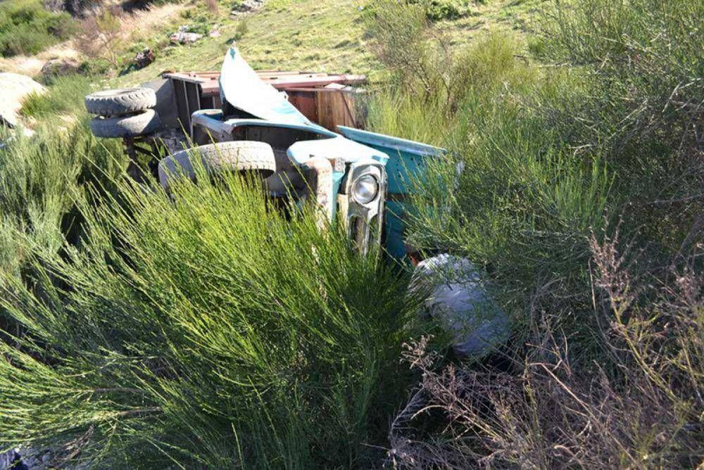 Camionero se qued� sin frenos y volc� con su veh�culo