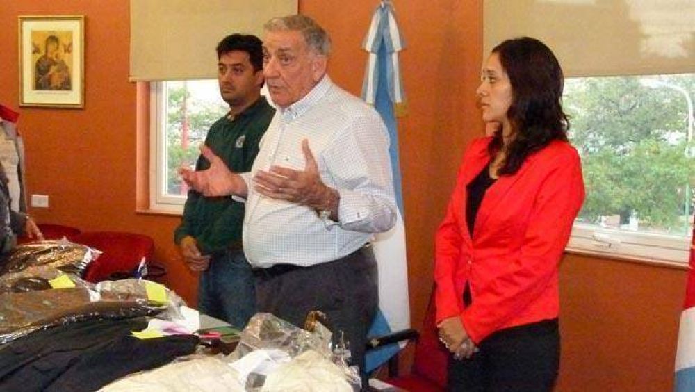 Entregaron indumentaria a empleados de Turismo