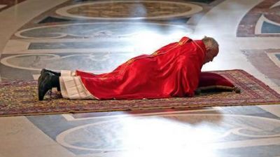 Francisco presidi� la celebraci�n de la pasi�n de Cristo