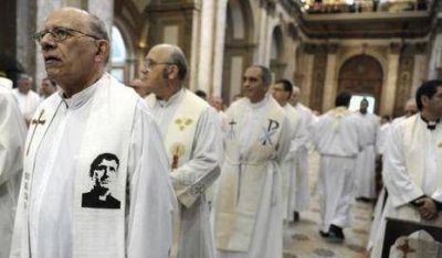 Cientos de fieles participaron de la misa crismal