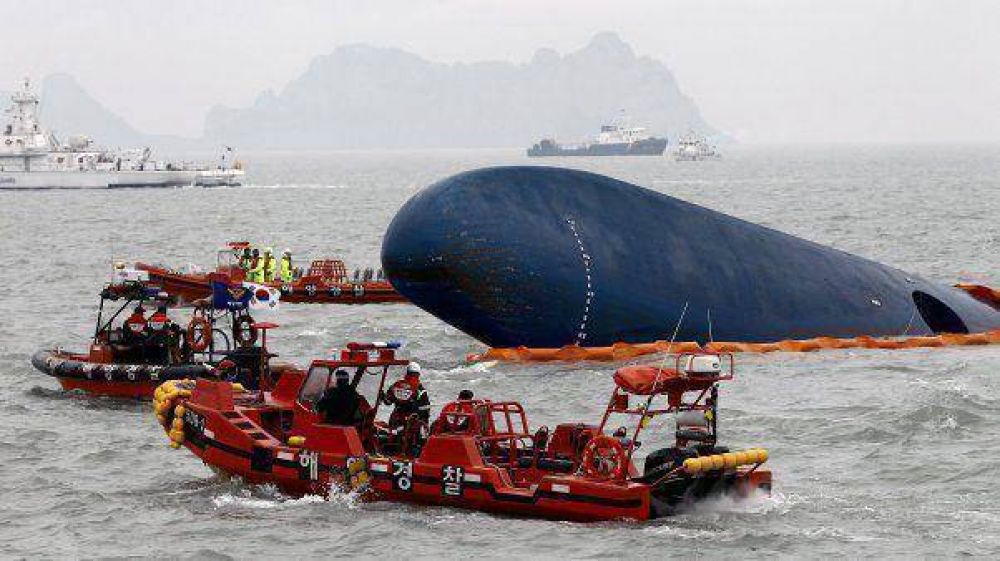 Localizan tres cuerpos en el interior del barco hundido en Corea del Sur