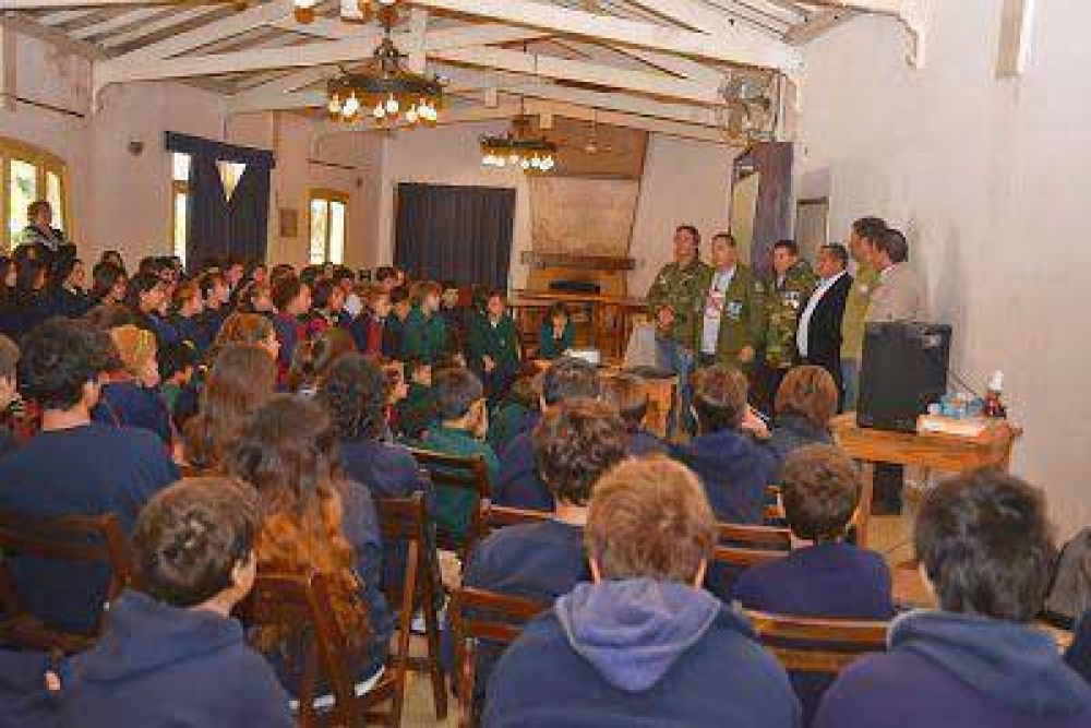 Ex Combatientes de Malvinas disertaron en un Colegio de Rinc�n de Milberg