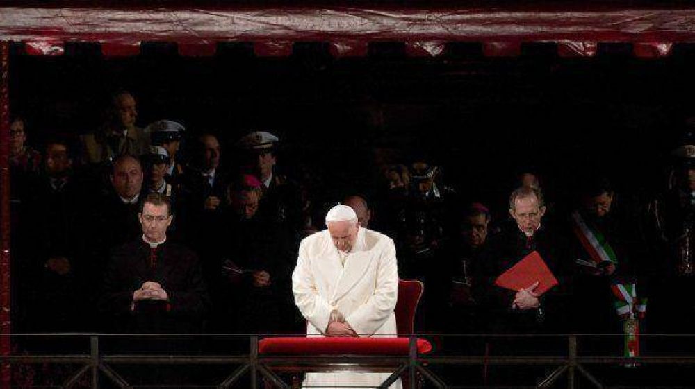 El papa presidi el rito de la Pasin de Cristo y el Va Crucis en el Coliseo