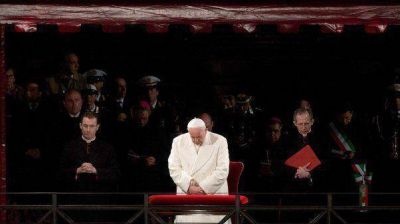 El papa presidi� el rito de la Pasi�n de Cristo y el V�a Crucis en el Coliseo