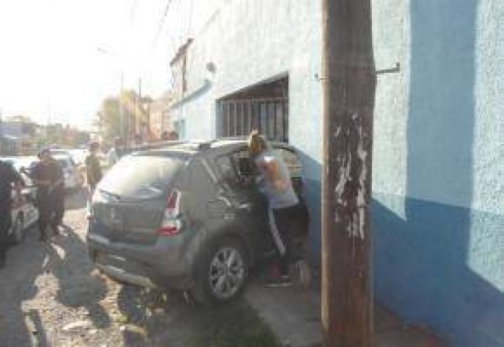 Accidente en Lucio Mansilla e Ituzaing: Camioneta se incrust en una verdulera
