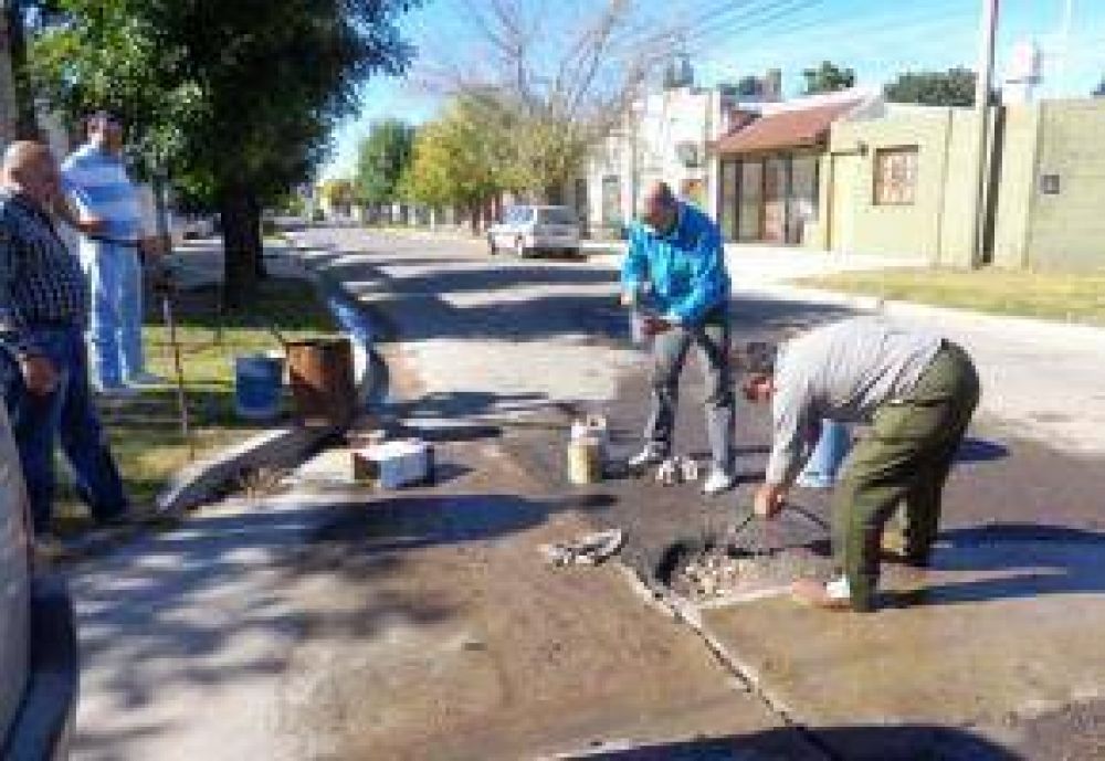 Vecinos tapan un bache con fondos propios en la esquina de la casa del Intendente