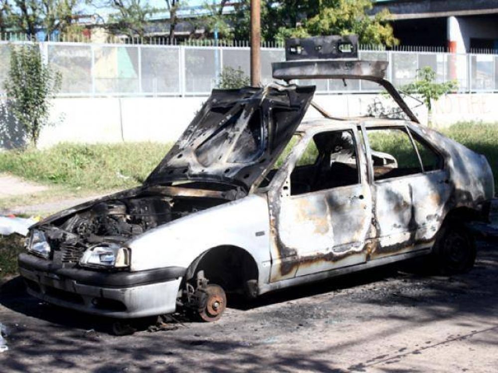 Acceso: otro auto incendiado