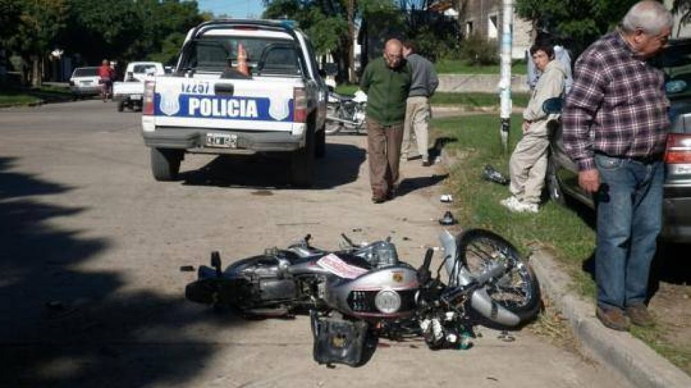 Motociclista infractor se estrell contra un patrullero