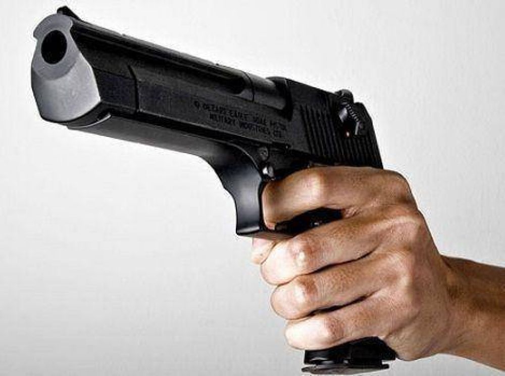 Durante un asalto, le gatillaron en la cabeza a un taxista: la bala no sali�