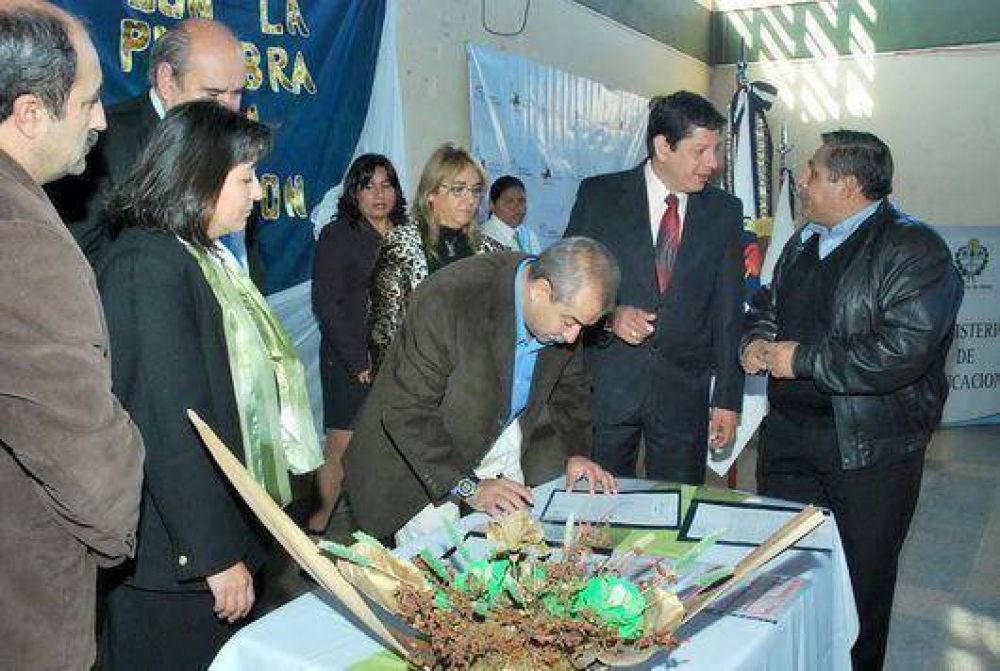 Construir�n mas escuelas e infraestructura en La Esperanza 