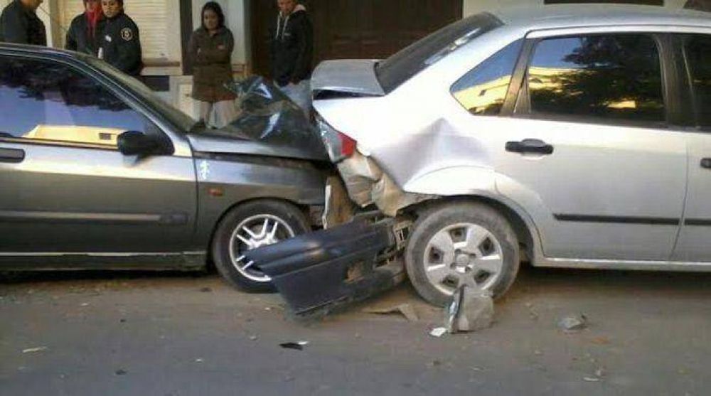 Manejaba borracho, se durmi� y destruy� un auto estacionado