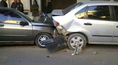 Manejaba borracho, se durmi� y destruy� un auto estacionado